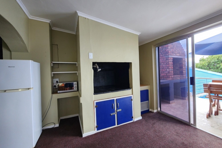 8 Bedroom Property for Sale in Wavecrest Eastern Cape